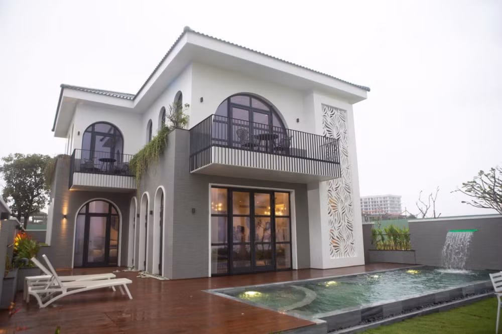 Tuấn Hưng cũng có một căn biệt thự lên tới 50 tỷ đồng có view nhìn ra biển tại Hội An. Đây là món quà nam ca sĩ tặng vợ nhân dịp kỷ niệm 8 năm kết hôn. Ảnh: FBNV
