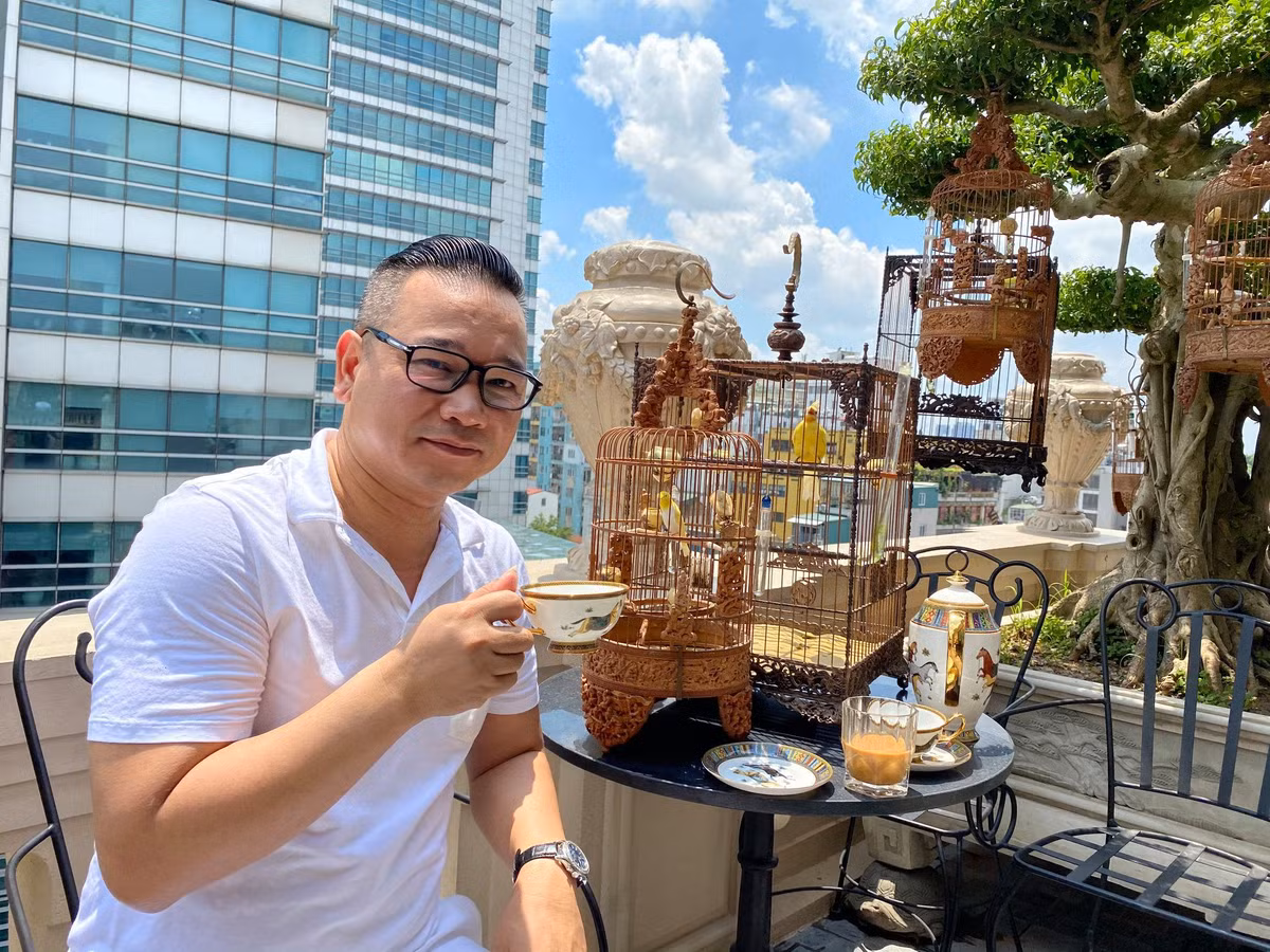 Anh Dương Văn Chương (hay Chương Tailor, ở Ba Đình, Hà Nội) không chỉ là "ông trùm thời trang" mà còn được mệnh danh "vua chim màu" ở Việt Nam bởi sở hữu nhiều loại chim cảnh có màu sắc khác nhau. Ảnh: FB Chương Tailor,