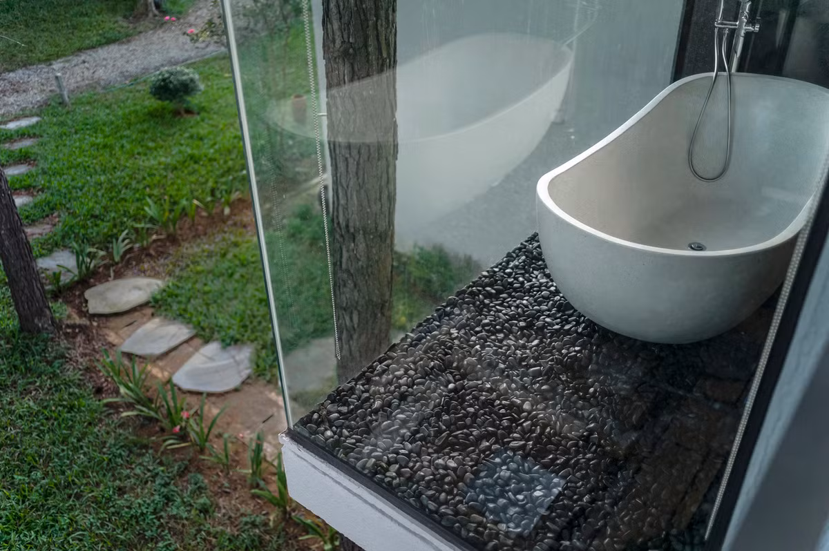 Khu vệ sinh kết nối với thiên nhiên bên ngoài. Nguồn ảnh: Nguyen Tuan Nghia – Nam Nguyen