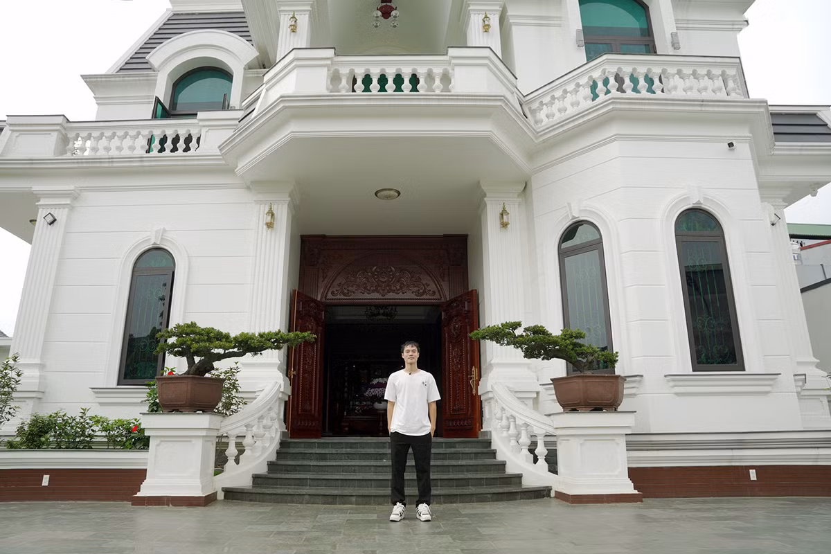Mới đây, tiền đạo Văn Toàn quay video tiết lộ về căn biệt thự tại quê nhà. Biệt thự nam cầu thủ sơn màu trắng chủ đạo, điểm thêm đá nâu ở chân và mái màu xám.