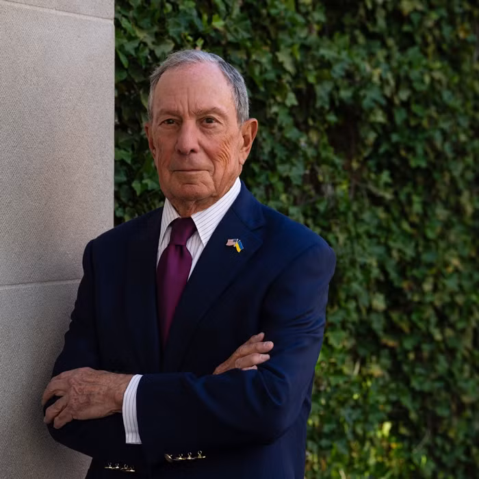 Michael Bloomberg - nhà sáng lập tập đoàn Bloomberg nổi tiếng có thói quen quản lý tài chính và chi tiêu rất khoa học. Theo đó, vị tỷ phú Mỹ đi 2 đôi giày da đen giống hệt nhau trong suốt một thập kỷ. Ảnh: Nytimes