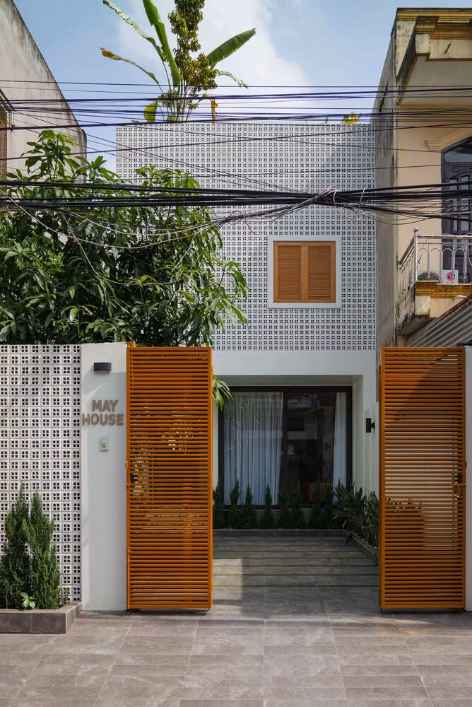Đáp ứng mong muốn của gia chủ, kiến trúc sư đưa ra 5 phương án giải quyết cho ngôi nhà. Đầu tiên là sử dụng gạch ống bốn lỗ thông thường, xoay mặt lỗ ra ngoài, tạo sự kín đáo cần thiết, nhưng vẫn đảm bảo thông gió tự nhiên và góc nhìn từ trong ra ngoài. Ảnh: Quang Tran