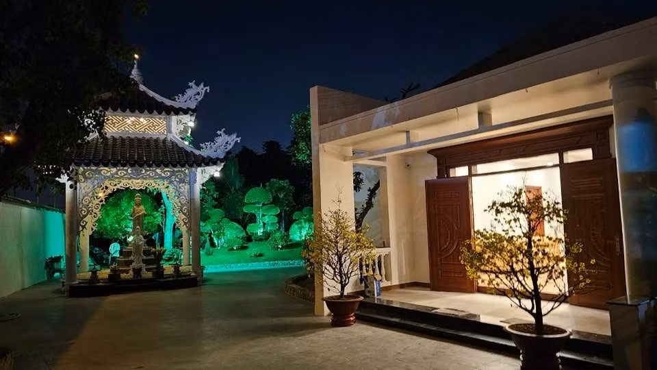 Trong khuôn viên nhà, Việt Trinh thiết kế góc bài trí tượng Phật.