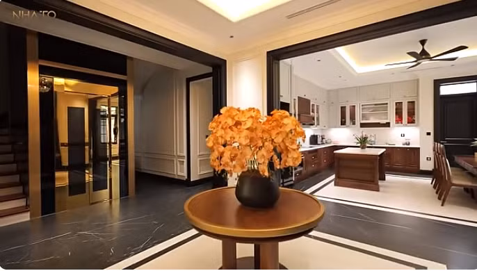 Hệ thống gạch lát sàn là vật liệu cao cấp với giá trị cao ngất ngưởng. Ước tính, riêng gạch lát sàn không dưới 500 triệu/sàn. Với 3 tầng, chủ nhân đã bỏ ra 1,5 tỷ tiền gạch lát sàn.