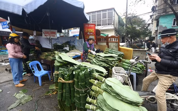 Đây là chợ truyền thống chuyên bán lá dong lâu đời nhất Hà Nội. Tại đây, lá dong được bán quanh năm nhưng thời điểm nhộn nhịp nhất là những ngày cận Tết Nguyên đán, từ ngày 17 đến 29 tháng Chạp. Ảnh: Daidoanket