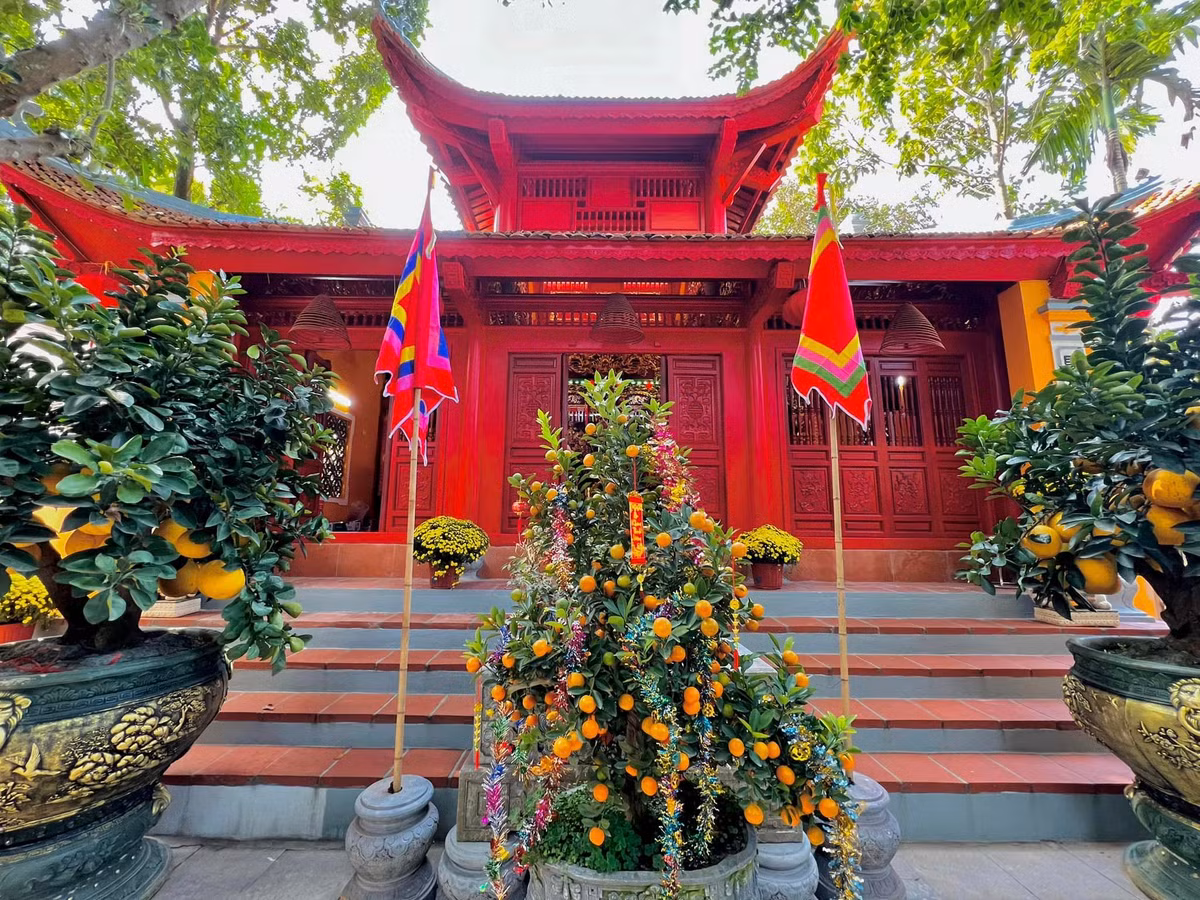 Sau nhiều năm hoạt động nghệ thuật, danh hài Vượng Râu sở hữu khối tài sản đồ sộ khiến nhiều người ao ước. Trong đó, nổi bật nhất là phủ thờ dát vàng ở Nam Định và biệt phủ 1.000m2 ở ngoại thành Hà Nội.