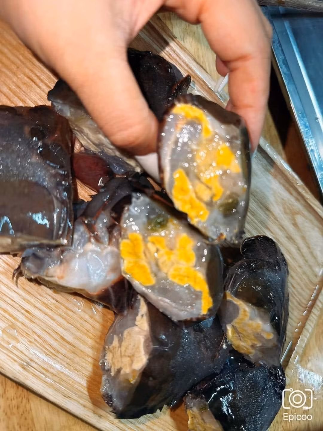 Một người chuyên bán hải sản ở TP HCM cho biết, trên thị trường có 2 loại cua lột tươi sống và cua lột đông lạnh. Trong đó, cua lột đông lạnh chất lượng sẽ bị giảm. Để càng lâu, phần thịt cua có thể giảm một nửa và ăn mất mùi vị đặc trưng.