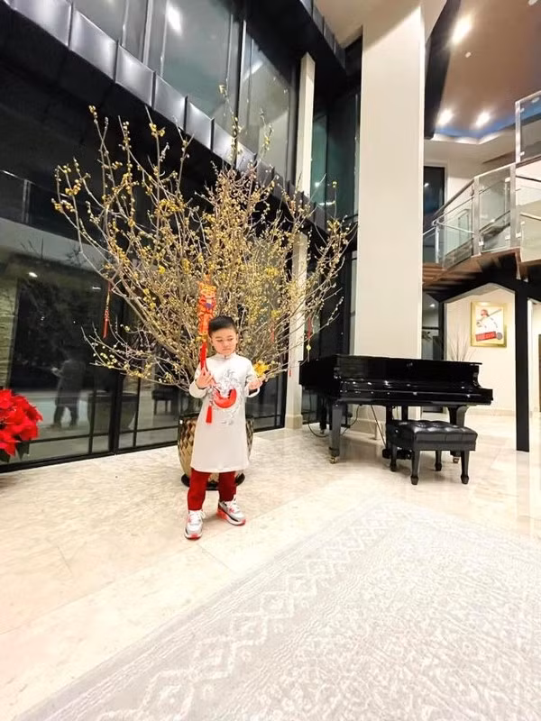 Dù "đường ai nấy đi", nhưng cả hai giữ mối quan hệ thân thiết để cùng nhau chăm sóc con. Ảnh: Tổng hợp