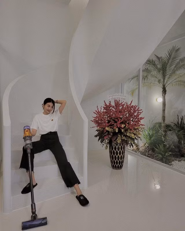 Ở bên trong, nữ siêu mẫu thiết kế riêng 2 cầu thang, một dành cho gia đình và một dành cho khách. Ảnh: FB Thanh Hằng