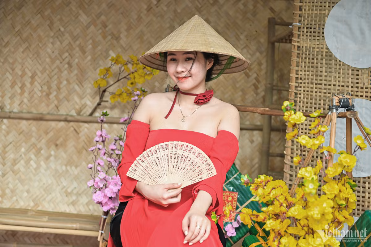 Đi từ sớm tới khu trung tâm để chụp ảnh Tết, Như Ngọc (Tân Bình) chuẩn bị quạt tre và nón lá làm phụ kiện chụp ảnh. "Em dự định sẽ dạo chơi và chụp ảnh ở Bưu điện Thành phố và hồ Con Rùa nhưng khi đi ngang qua đây thấy các tiểu cảnh quá đẹp mà lạ nên ghé vào chụp hình. Mới có 15 phút nhưng cứ mỗi lần đổi góc là lại có hình đẹp rồi", Ngọc vui vẻ nói.