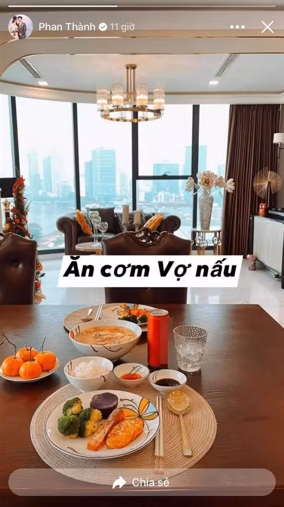 Phan Thành và Primmy Trương kết hôn vào đầu năm 2021. Hồi mới cưới, Phan Thành thường xuyên chia sẻ cuộc sống vợ chồng son cùng những mâm cơm nhà do vợ nấu. Ảnh: FBNV