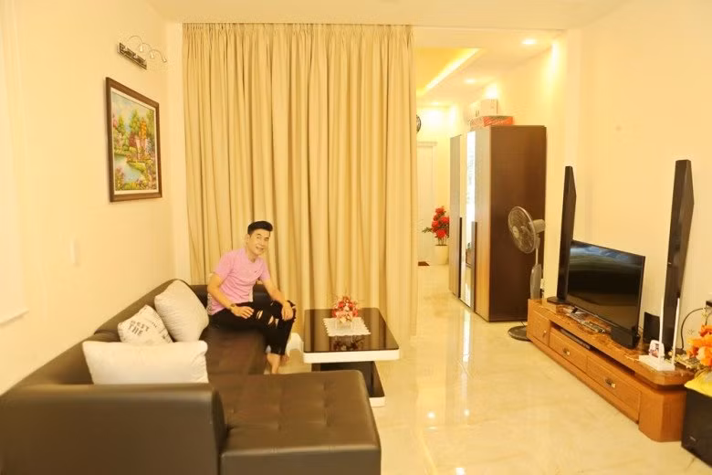 Ngôi nhà của Đoan Trường gồm 5 tầng, nằm trên khu phố Trương Định sầm uất tại quận 3 (TP HCM).