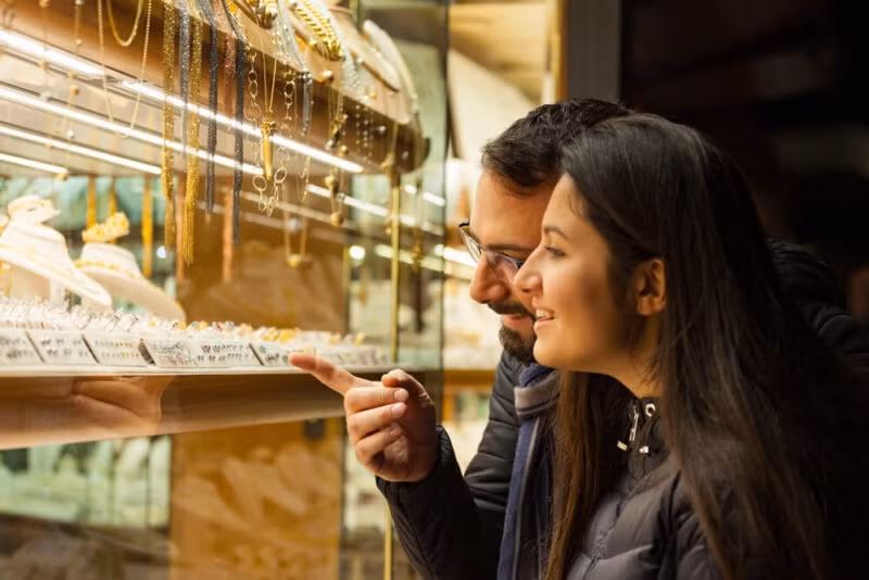 Các nhân viên tại nhiều cửa hàng cho biết lượng mua ở chợ vàng Gold Souk giảm mạnh khi giá vàng chạm mức kỷ lục gần 2.200 USD/ounce. Hầu hết cư dân địa phương chỉ ra xem hàng. Ảnh: Propertyfinder
