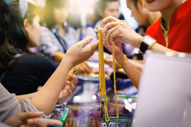 Tại chợ Gold Souk, khách hàng có thể mua được vàng với giá thấp hơn nếu mặc cả với người bán. Ảnh: Propertyfinder
