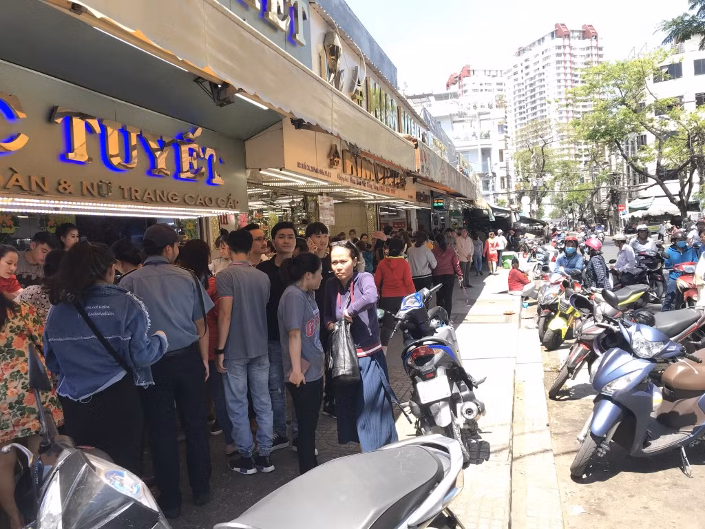 Hàng loạt tiệm vàng nằm san sát nhau với các quầy vàng lấp lánh hướng ngay ra phía ngoài thu hút sự chú ý của người đi đường. Ảnh: Vietnammoi