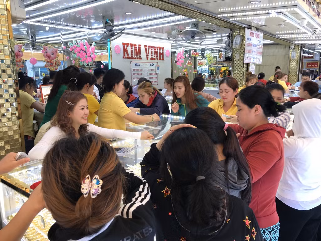 Chợ Thiếc có đến hơn 40 ki-ốt, cửa hàng kinh doanh các mặt hàng vàng, trang sức. Vào ngày Vía Thần Tài, khách ghé chợ Thiếc mua vàng tấp nập, các cửa tiệm đông nghịt khách từ sáng đến tối. Ảnh: Vietnambiz