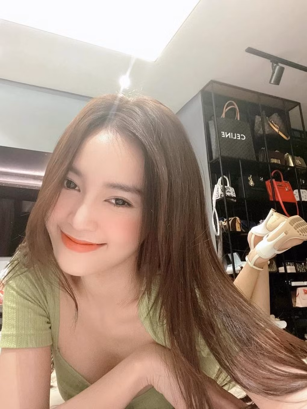Nữ diễn viên sinh năm 1990 cũng thường xuyên gây chú ý bởi những món đồ hiệu đẳng cấp.