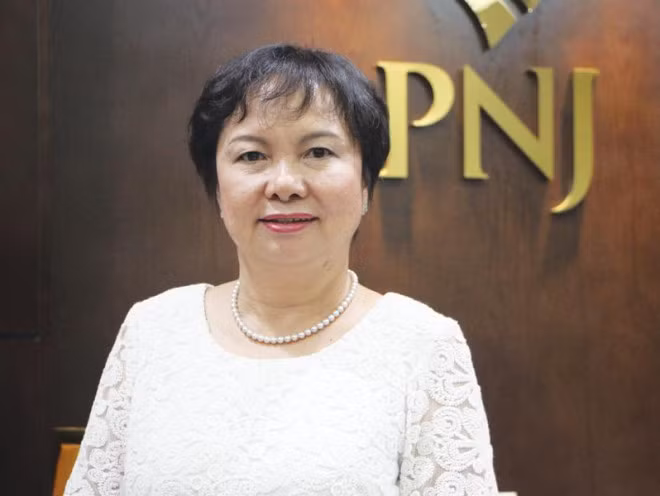 Từ một công ty nhỏ, dưới sự dẫn dắt của bà Cao Thị Ngọc Dung, Công ty Vàng bạc Đá quý Phú Nhuận ngày càng lớn mạnh số lượng công nhân tăng lên theo cấp số nhân. Đồng thời, bà đã đưa PNJ trở thành thương hiệu nổi tiếng, phủ sóng toàn quốc. Ảnh: PNJ