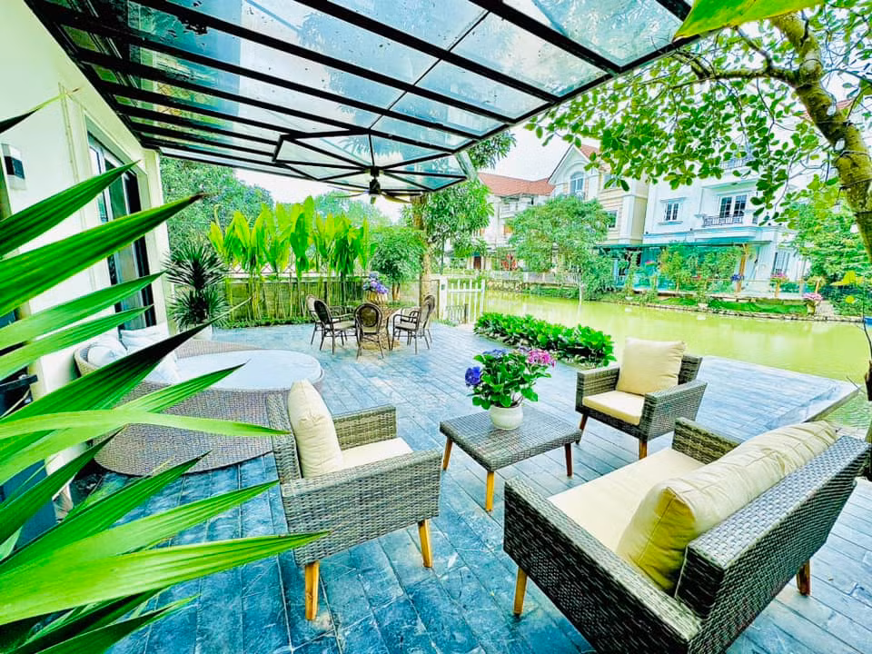 Tại Hà Nội, vợ chồng diễn viên Lã Thanh Huyền sống trong căn biệt thự 60 tỷ đầy nên thơ.