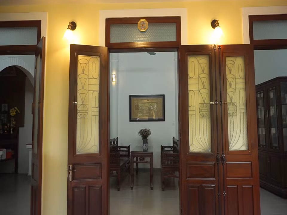 Phía trước căn nhà có nhiều gian cửa, đều làm từ gỗ tự nhiên. Ảnh: Dân Việt