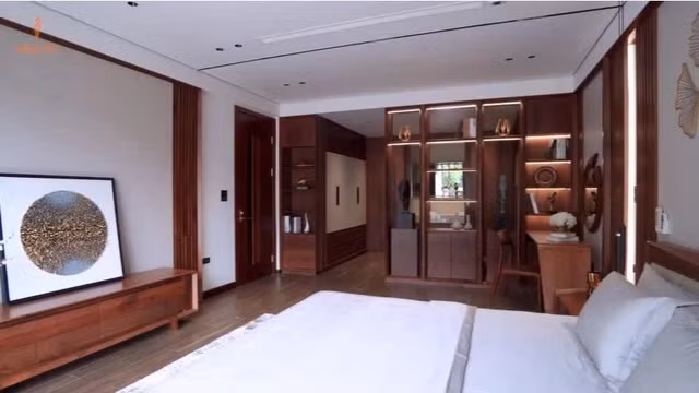 Nếu như phòng khách thiết kế không gian mở, thoáng thì 4 phòng ngủ lại tạo ra sự ấm cúng, giản dị với tone màu gỗ.