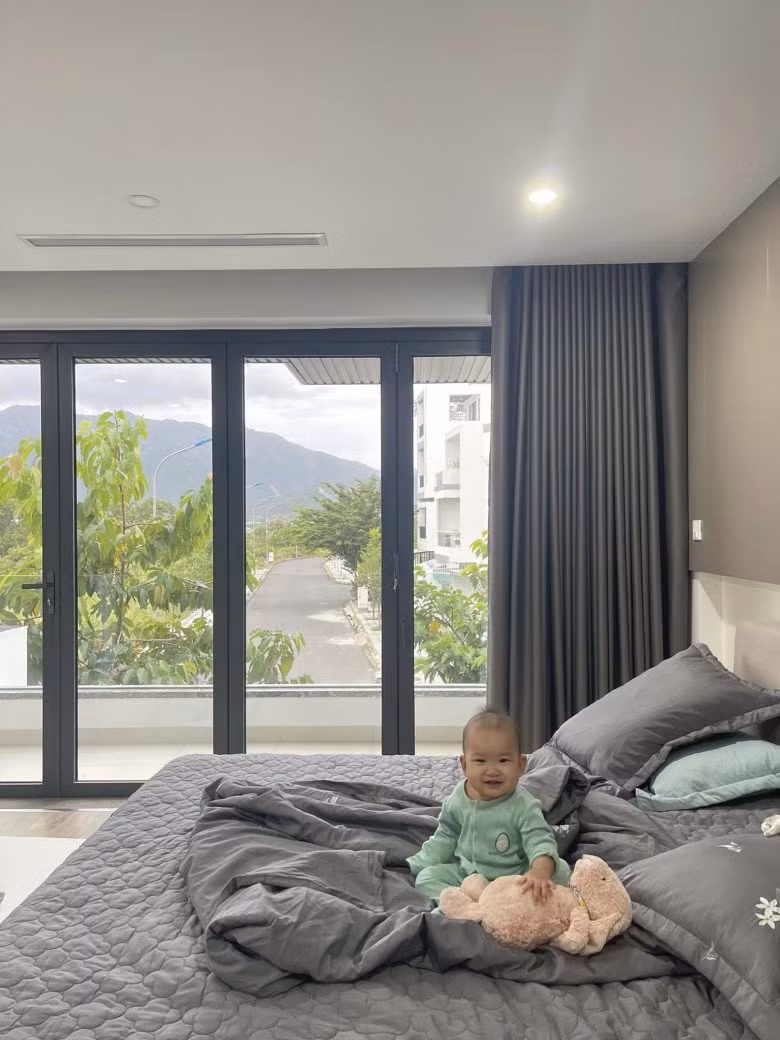 Ngoài sân thượng, các không gian khác trong nhà Phan Mạnh Quỳnh - Khánh Vy cũng thoáng đãng, tràn ngập ánh sáng.