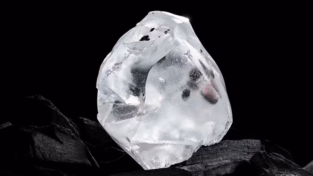 Viên kim cương Lesotho Legend 910 carat được tìm thấy tại mỏ Letseng của Lesotho vào năm 2018, có màu sắc đẹp mắt. Ảnh: Robbreport