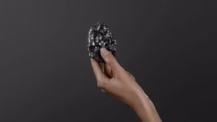 Viên kim cương thô Sewelô 1.758 carat được khai quật tại mỏ Karowe ở Botswana, có kích thước bằng quả bóng tennis. Ảnh: Robbreport