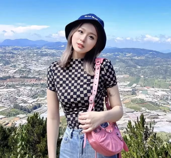 Chao (Châu Anh) được biết đến là một trong những rich kid "ngậm thìa vàng" nổi tiếng nhất mạng xã hội. Vừa qua, nhân dịp về Việt Nam thăm gia đình, Chao hé lộ không gian bên trong căn biệt thự ở Hà Nội.