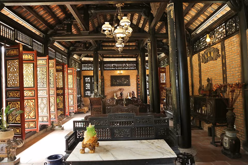 Công trình được xây dựng theo thiết kế nhà cổ hơn 100 năm ở Nam Định. Nam diễn viên phải nhờ nhiều thợ có chuyên môn, kỹ thuật cao trong việc xây nhà gỗ theo theo phong cách cổ xưa để thục hiện công trình này. Ảnh: Vietnamnet