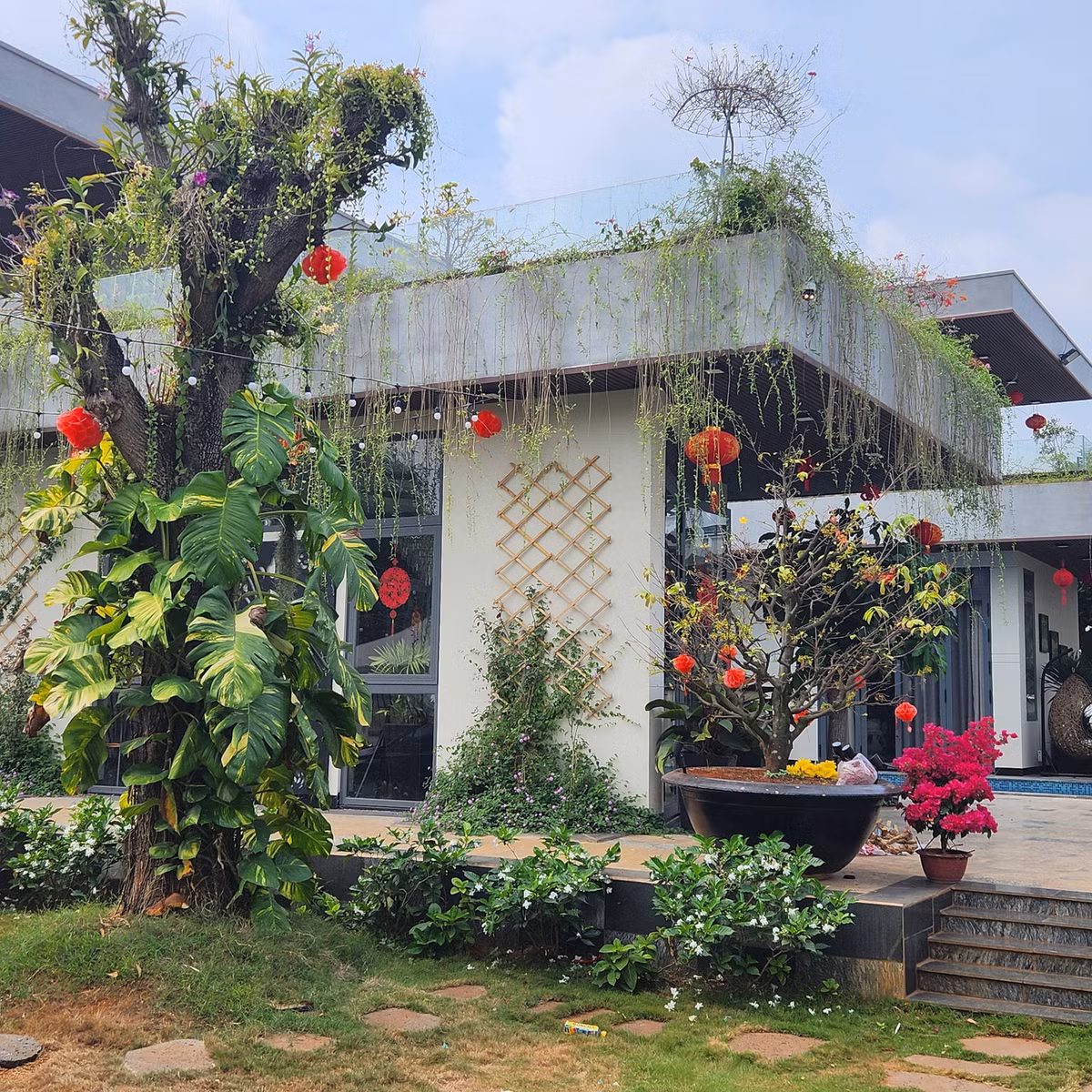 Vì muốn các con có không gian rộng rãi để sinh hoạt, vui chơi, Quách Thành Danh xây villa rộng cả nghìn mét vuông tại Bình Chánh (TP HCM). Ảnh: FBNV