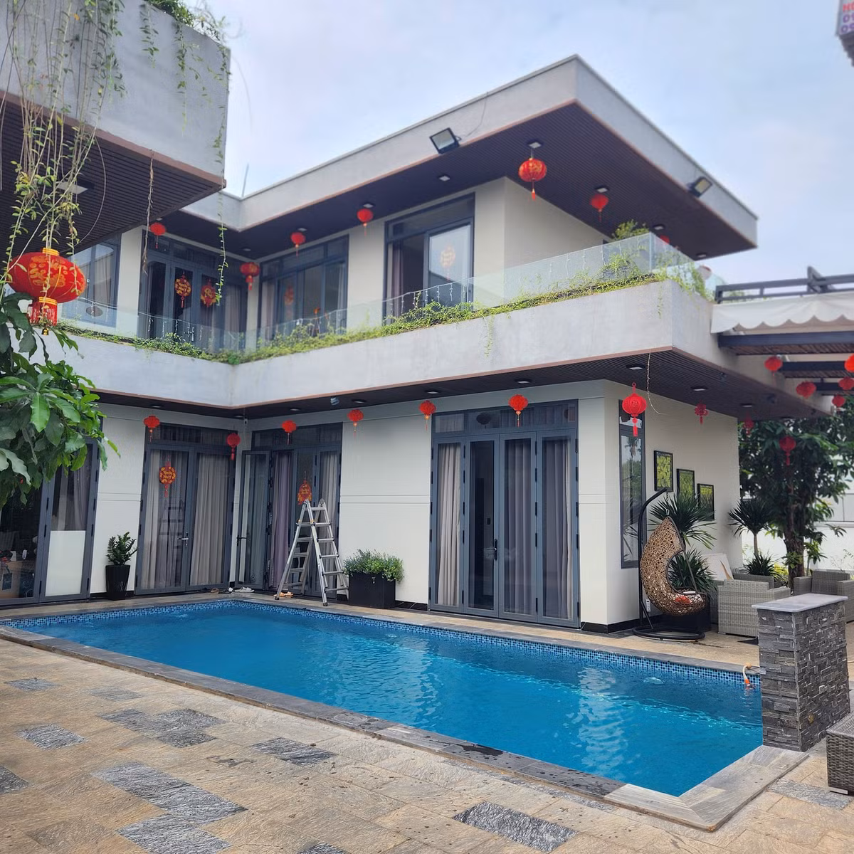 Biệt thự của Quách Thành Danh có tông màu trắng sang trọng. Ảnh: FBNV