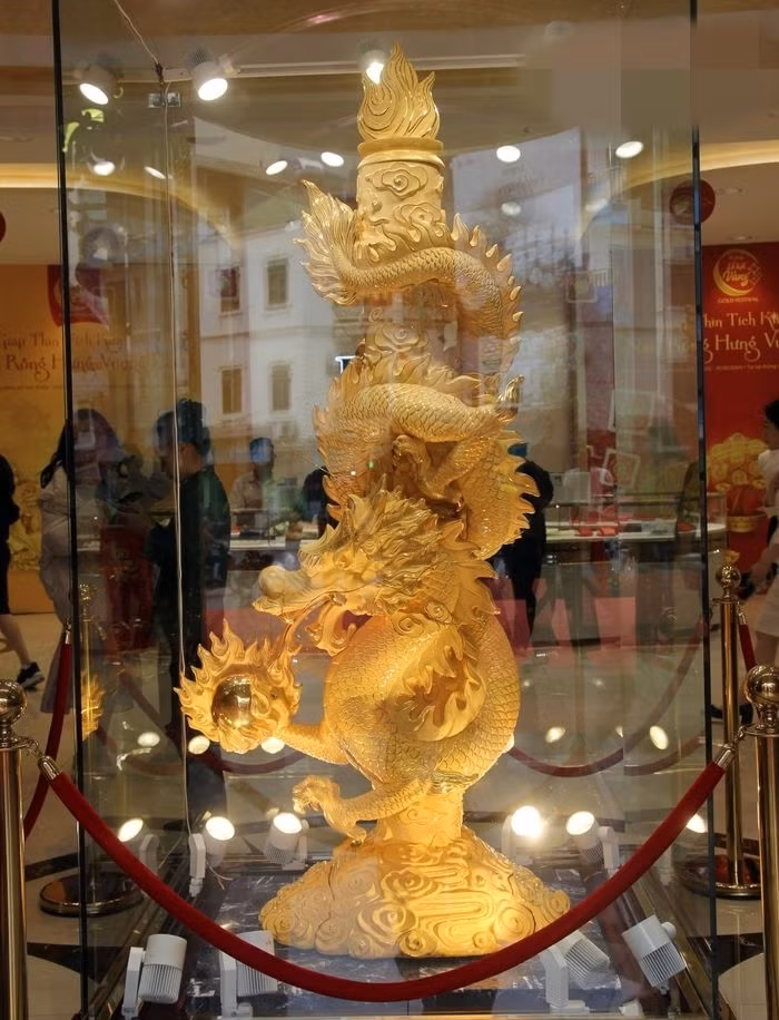 Đáng chú ý nhất là tượng rồng vàng "Đại long nhả ngọc" của tập đoàn vàng bạc đá quý Doji. Ảnh: Giadinhxahoi