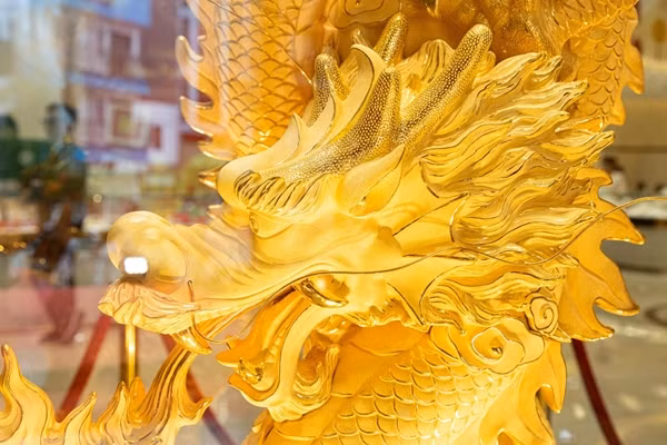 Đầu rồng ấn tượng với nhiều chi tiết gọt giũa công phu, tạo thần thái mạnh mẽ, uy quyền. Ảnh: Minh Đức/VTCNews