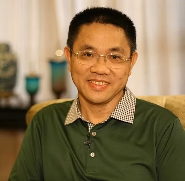 Tuy nhiên, biến cố ập đến khi cha của Trần Sinh bất ngờ qua đời. Để Trần Sinh không phải từ bỏ cơ hội học tập quý giá, mọi người trong làng đã đồng lòng hỗ trợ cho gia đình Trần Sinh.
