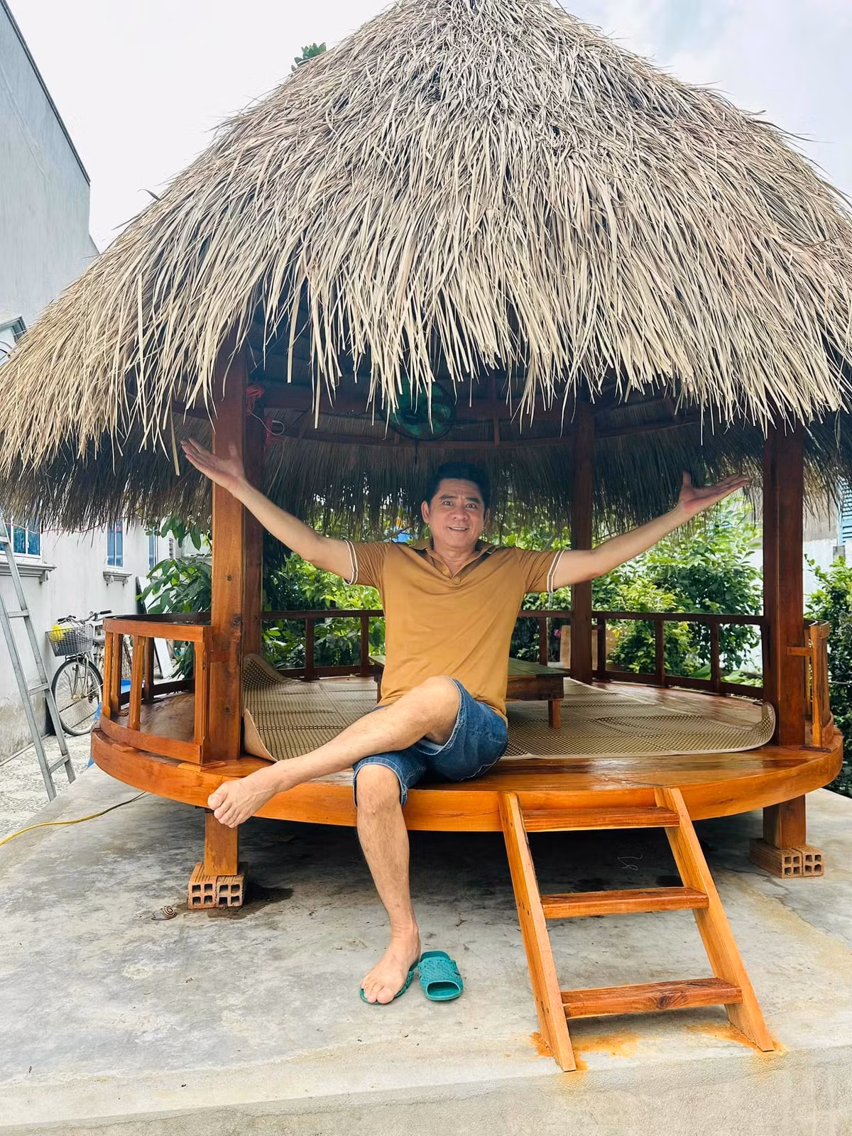 Buổi sáng thức dậy, nam diễn viên thường pha trà, tận hưởng không khí mát lành. Ảnh: FB Huỳnh Anh Tuấn