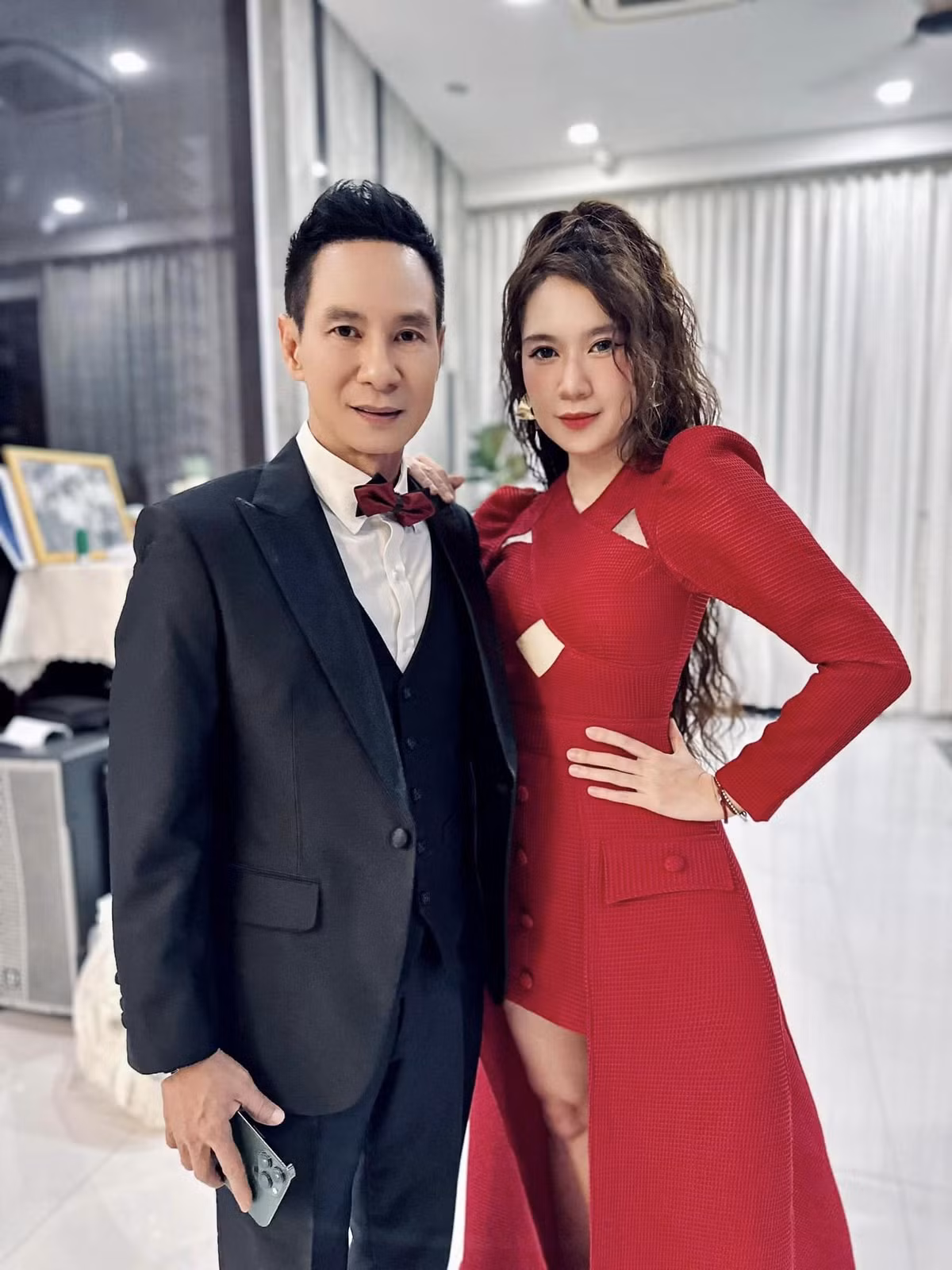 Vợ chồng nam đạo diễn cũng ít khi đăng ảnh khoe tậu đồng hồ, siêu xe hay túi, giày hiệu trên trang cá nhân. Ảnh: FBNV