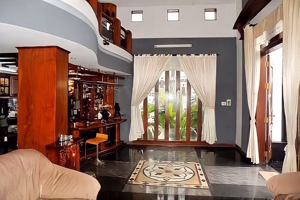Căn nhà có vị trí mặt tiền đắc địa, 3 tầng và có 7 phòng ngủ, nội thất bằng gỗ cao cấp. Ảnh: Internet