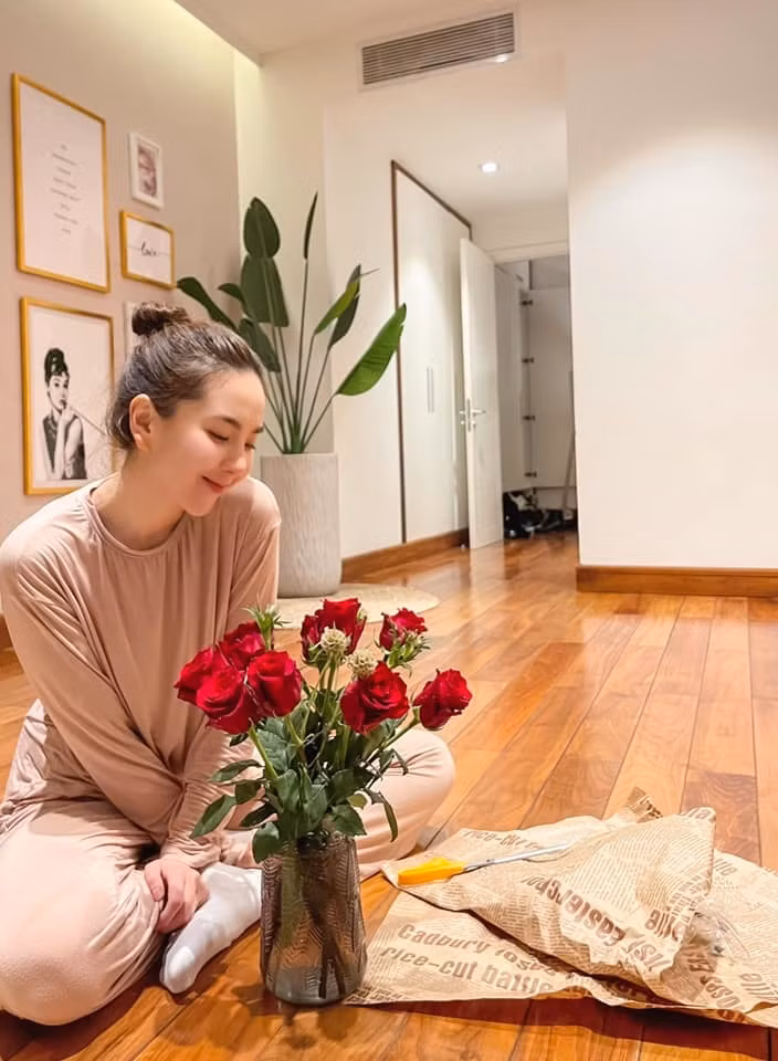 Những lúc rảnh rỗi, MC Mai Ngọc tự tay cắm hoa, trang trí, làm tươi mới không gian sống.