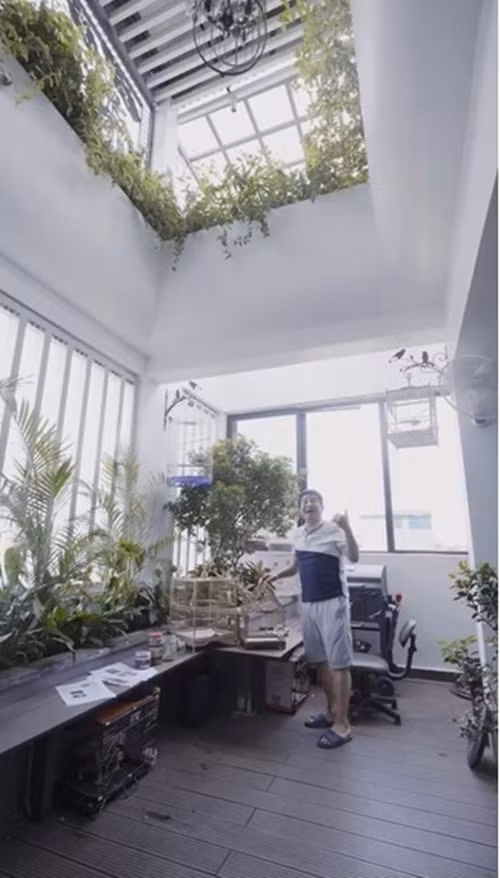 "Gia trang" của nghệ sĩ Chí Trung nhiều cây cối xanh tươi và những chiếc lồng chim xinh xắn.