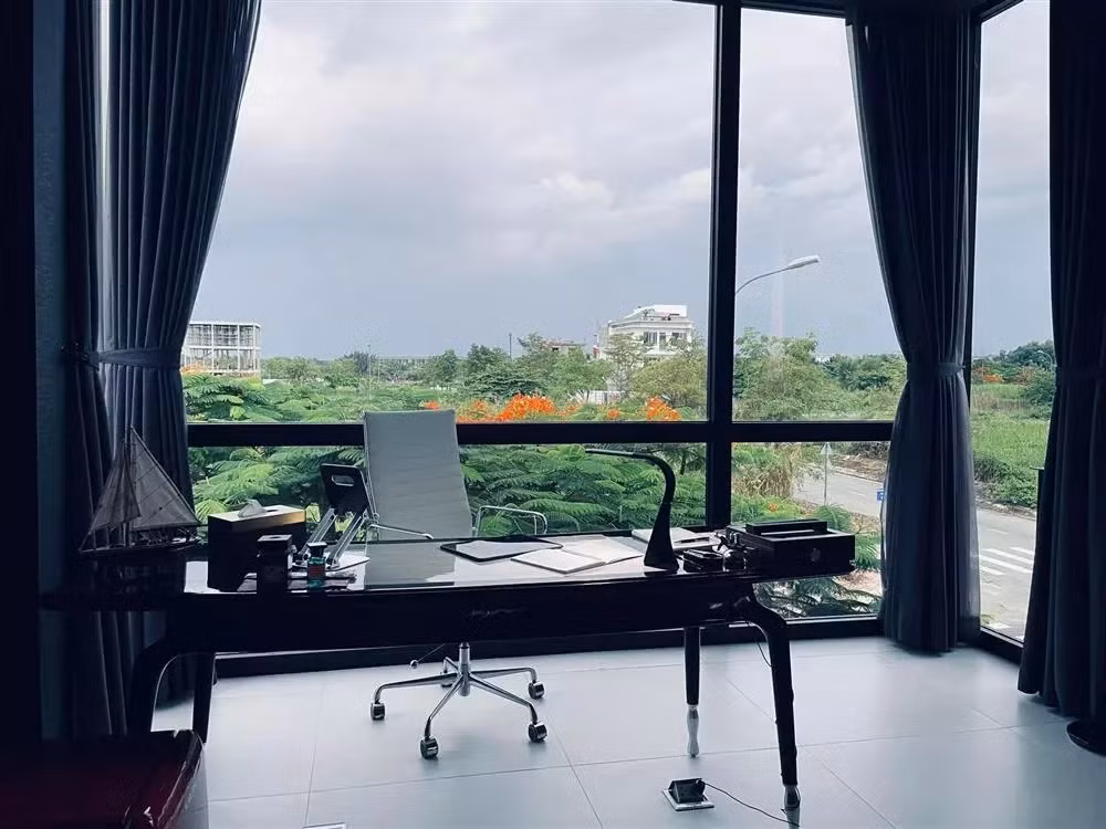 Phòng làm việc bố trí nội thất đơn giản, view hướng đường phố.