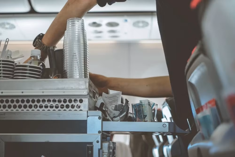 Vai trò chính của tiếp viên hàng không là có mặt vì sự an toàn của hành khách, bao gồm hỗ trợ y tế và xử lý các tình huống khẩn cấp.