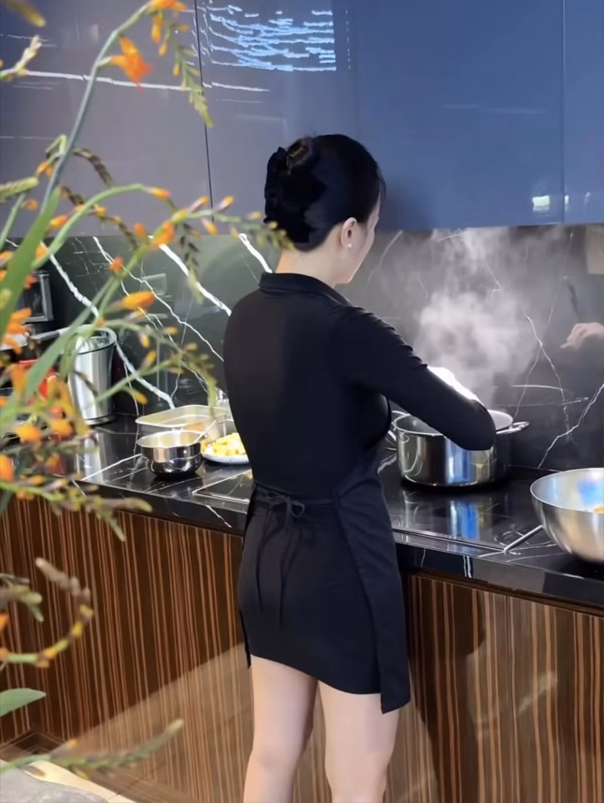 Căn bếp được trang bị đầy đủ thiết bị hiện đại như máy hút mùi, máy rửa bát... phục vụ cho sở thích nấu nướng của nữ diễn viên. Ảnh: FBNV