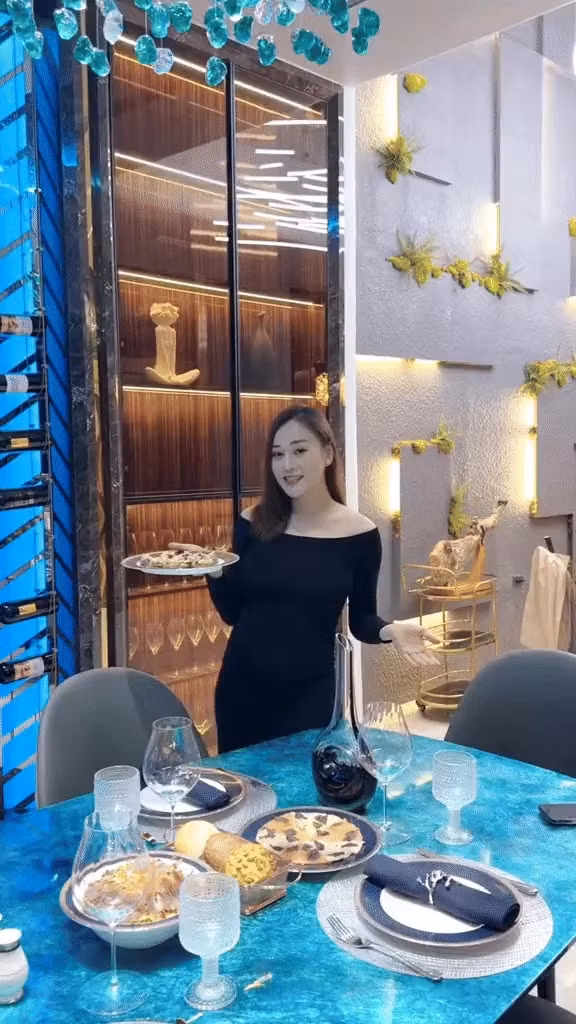 Bàn ăn rộng rãi với mặt đá xanh nổi bật cùng đèn trần tạo cảm giác sang trọng và dễ chịu. Ảnh: FBNV