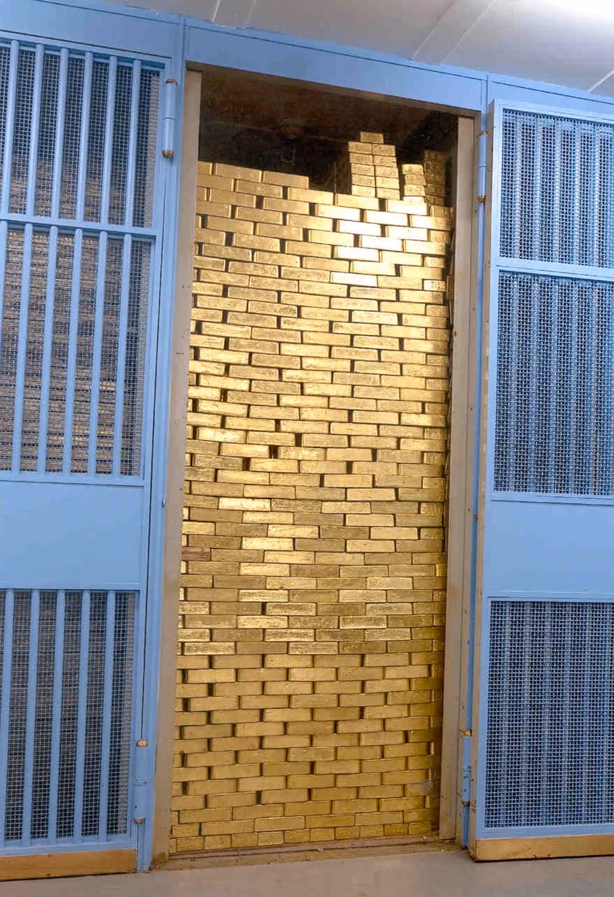 Phần lớn vàng được chuyến đến trong và sau Thế chiến thứ hai do nhiều quốc gia muốn cất vàng dự trữ của họ ở một vị trí an toàn. Lúc đỉnh điểm, kho chứa tới hơn 12.000 tấn vàng.