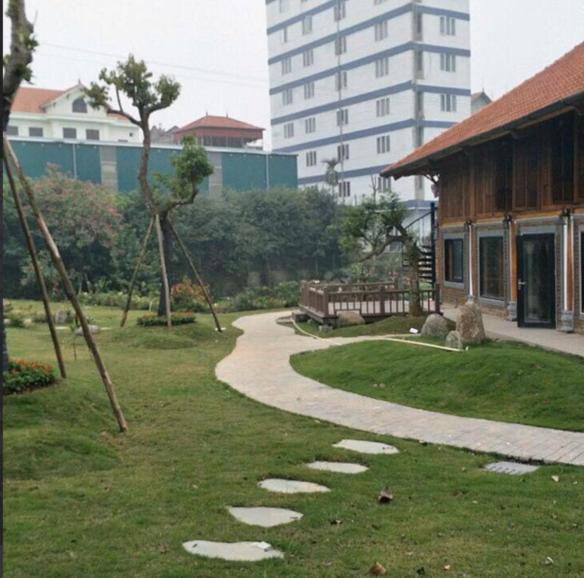 Với diện tích sân vườn rộng, ngôi nhà của Xuân Bắc gần như biệt lập với không gian phố thị xung quanh.