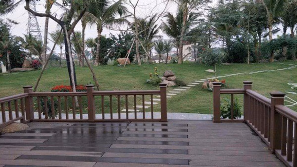 "Biệt phủ" của nam diễn viên bao quanh bởi vườn cây xanh, có hồ cá koi sang chảnh, nhiều loại cây đắt tiền, được ốp 4 mặt bằng gỗ tự nhiên.