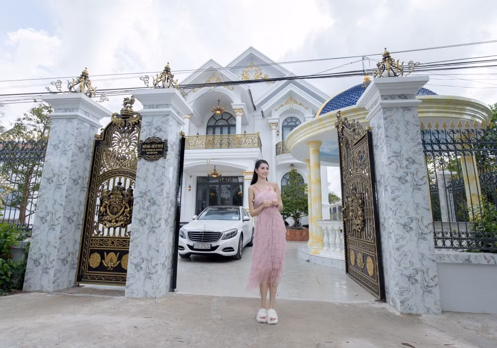 Nhìn từ bên ngoài, cơ ngơi gây ấn tượng bởi tông trắng chủ đạo, tạo vẻ đẹp sang trọng.