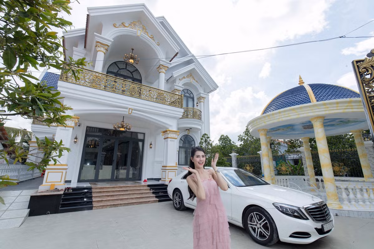 Biệt thự gồm 2 tầng, với 4 căn phòng có diện tích khá rộng.