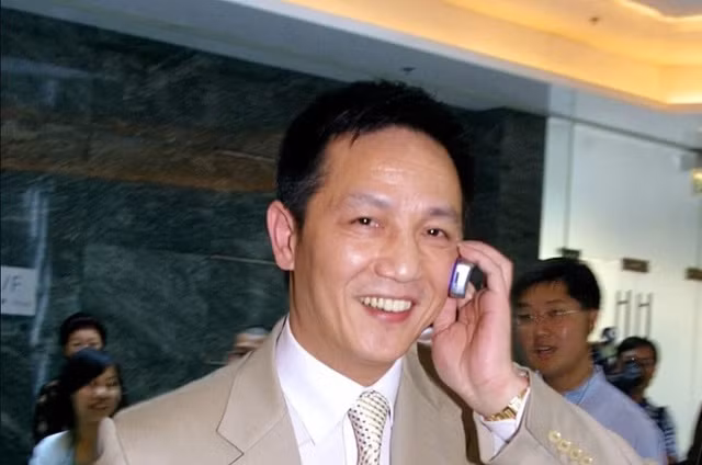 Với tham vọng mạnh mẽ, Chu Chính Nghị đầu tư vào chứng khoán và bất động sản. Tính tới năm 2000, ông sở hữu 4 công ty và đầu tư đa ngành. Năm 2002, ông được Forbes xếp đứng thứ 11 trong số những người giàu nhất Trung Quốc, với khối tài sản lên tới 320 triệu USD.